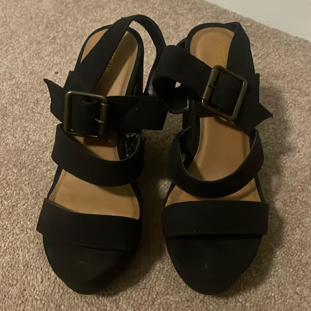 Black wedges